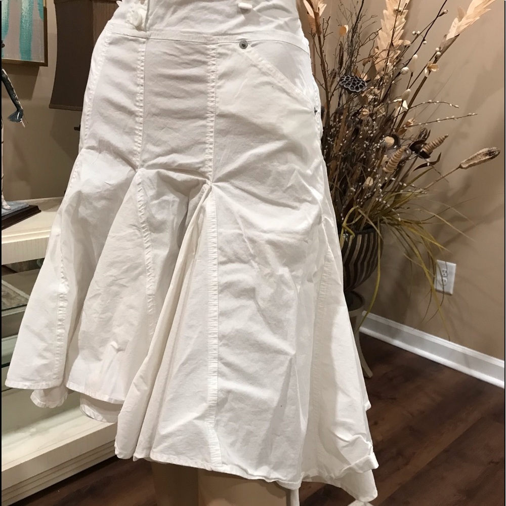 ADORABLE & FRILLY WHITE SKIRT IN GREAT CONDITION